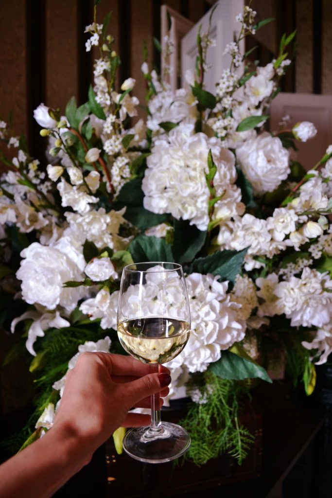 Blumen und Glas Wein im Schloß Huis de Voogst